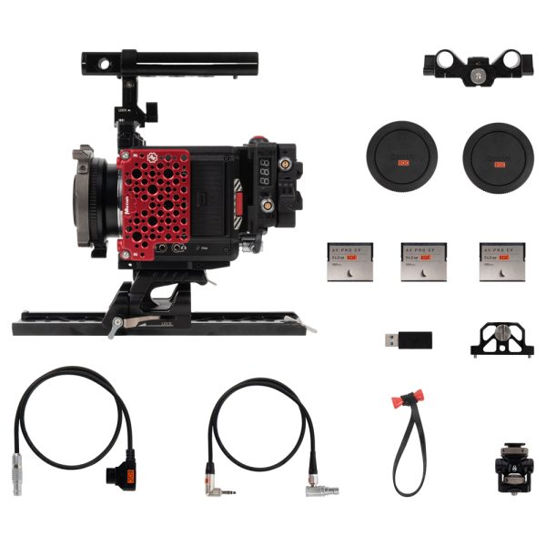 RED KOMODO 6K Set mit Lieferumfang: Kamera im Käfig, drei CFast-Karten mit 512 GB, Kabel und Zubehör.