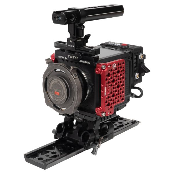 RED KOMODO 6K Set mit Kamera im Käfig, Handgriff oben und langer Grundplatte, schräg von vorne gesehen.