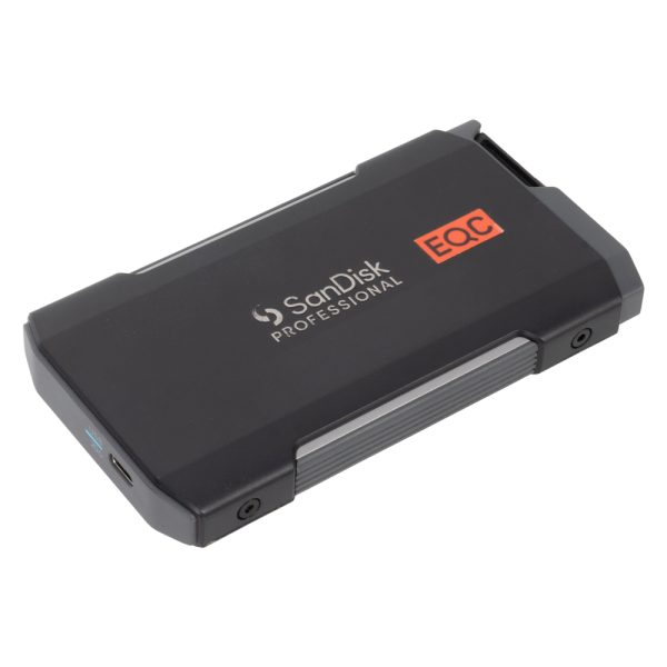 SanDisk Professional PRO-BLADE Transport-Gehäuse mit eingesetztem SSD-Modul und USB-C-Anschluss.