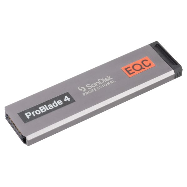 SanDisk Professional PRO-BLADE SSD Mag 4 TB, schlankes Speichermodul in Silber, schräg von oben gesehen.