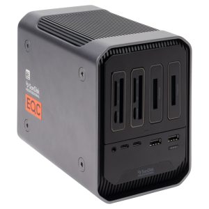 SanDisk Professional PRO-DOCK 4 mit vier Lesemodulen und Anschlüssen vorne, schräg von vorne gesehen.
