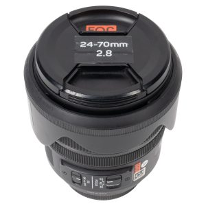 Sigma Art 24-70mm f/2.8 DG Zoomobjektiv für Canon EF mit Objektivdeckel und Streulichtblende, von oben.