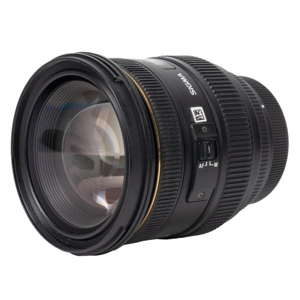 Sigma 24-70mm f/2.8 DG HSM Zoomobjektiv schräg von vorne mit Frontlinse und AF/MF-Schalter.