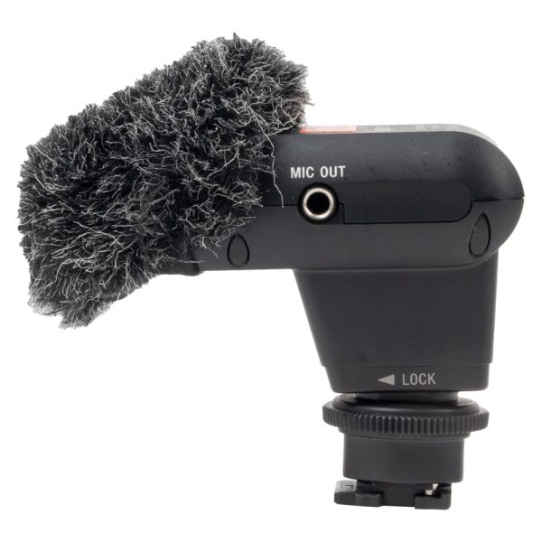 Sony ECM-XYST1M Stereomikrofon mit Fell-Windschutz und Mic-Out-Buchse, von der Seite gesehen.