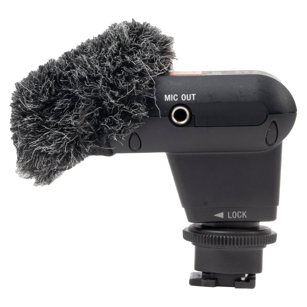 Über die Mic-Out-Buchse lässt sich das Mikrofon auch per Kabel anschließen. Sony ECM-XYST1M Stereomikrofon mit Fell-Windschutz und Mic-Out-Buchse, von der Seite gesehen.