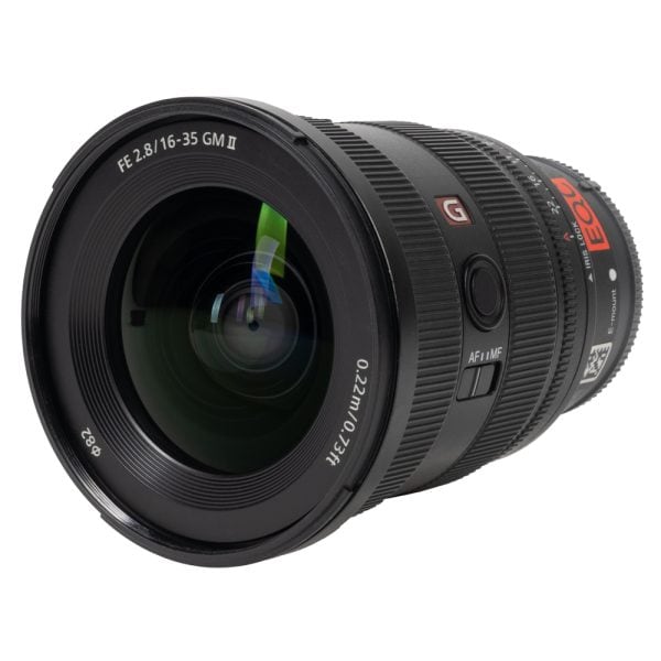 Sony FE 16-35mm f/2.8 GM II von schräg vorne mit Frontlinse, G-Master-Logo und Fokus-Haltetaste.