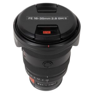 Sony FE 16-35mm f/2.8 GM II Weitwinkel-Zoomobjektiv mit aufgesetztem Objektivdeckel, schräg von oben.