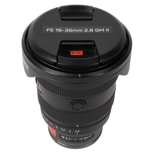 Sony FE 16-35mm f/2.8 GM II Weitwinkel-Zoomobjektiv mit aufgesetztem Objektivdeckel, schräg von oben.