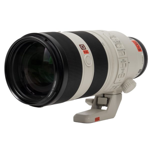 Sony FE 70-200mm f/2.8 GM OSS II schräg von vorne mit Frontlinse, Stativfuß und Schalterleiste.