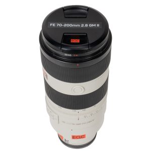 Sony FE 70-200mm f/2.8 GM OSS II Telezoom mit Objektivdeckel, stehend schräg von oben gesehen.