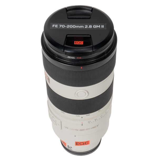 Sony FE 70-200mm f/2.8 GM OSS II Telezoom mit Objektivdeckel, stehend schräg von oben gesehen.