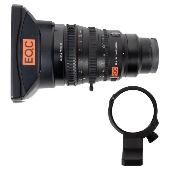 Sony FE PZ 28-135mm f/4 G OSS liegend mit Streulichtblende und separater Stativschelle daneben.