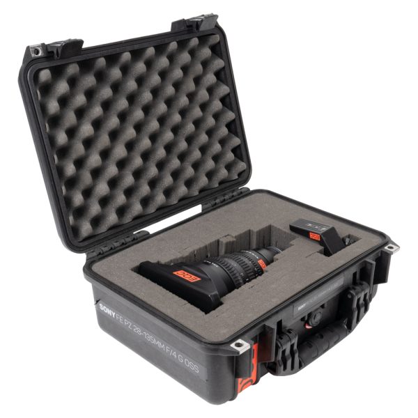 Sony FE PZ 28-135mm f/4 G OSS verstaut im geöffneten Peli Case mit passender Schaumstoffeinlage.