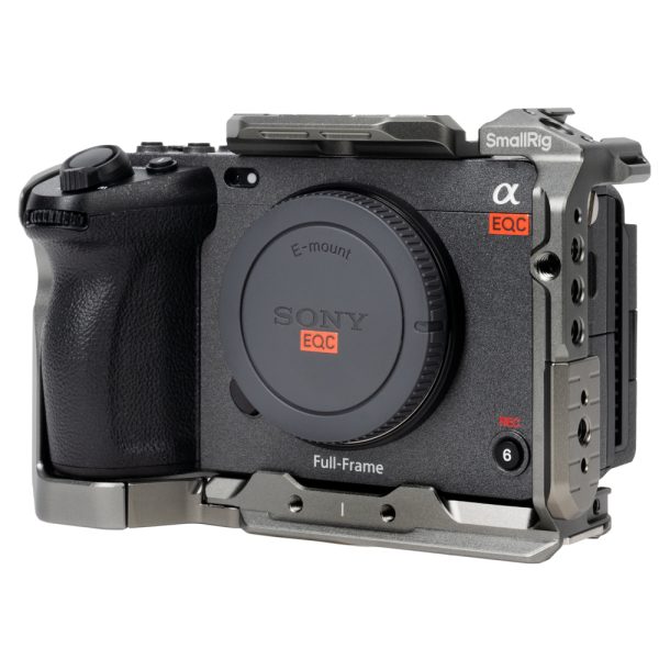 Sony FX3 Vollformatkamera schräg von vorne im SmallRig-Käfig mit Handgriff und Mount-Deckel.