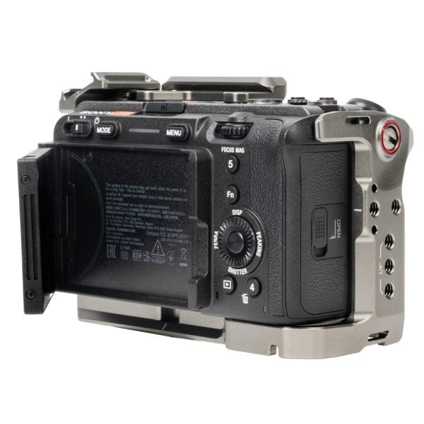 Sony FX3 Vollformatkamera von hinten mit ausgeklapptem Touchscreen und Bedientasten im SmallRig-Käfig.