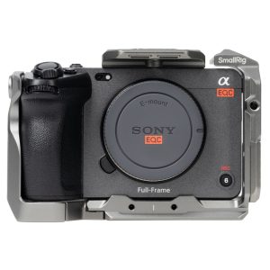 Sony FX3 Vollformatkamera von vorne im grauen SmallRig-Käfig mit aufgesetztem Mount-Deckel.