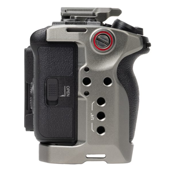 Sony FX3 Vollformatkamera von der Griffseite mit Speicherkartenklappe und Gewindebohrungen am Käfig.
