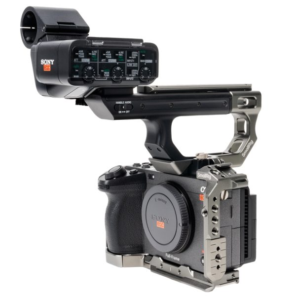 Sony FX3 Vollformatkamera mit aufgesetztem XLR-Handgriff, Audio-Bedienfeld und Tragegriff am Käfig.