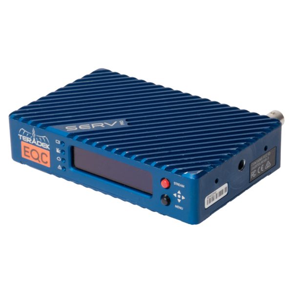 Teradek Serv Pro Video-WLAN-Server mit blauem Aluminiumgehäuse, Display und Bedientasten, schräg von vorne.