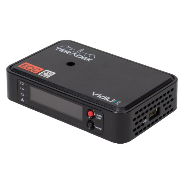 Teradek VidiU Pro Streaming-Rekorder mit Display, Start-Stopp- und Menütaste, schräg von vorne gesehen.