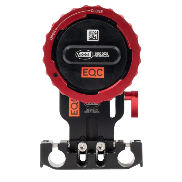 Vocas Sony E > PL Adapter MK-II gerade von vorne mit rotem Verriegelungsring, Deckel und Rod-Klemme.