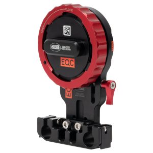 Vocas Sony E > PL Adapter MK-II mit rotem Verriegelungsring und Optikstütze für 15-mm-Rods, schräg von vorne.