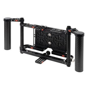 Wooden Camera Director's Monitor Cage v3 mit zwei Carbon-Handgriffen und Monitorplatte, schräg von vorne.