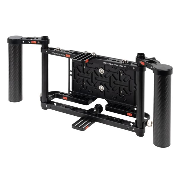 Wooden Camera Director's Monitor Cage v3 mit zwei Carbon-Handgriffen und Monitorplatte, schräg von vorne.