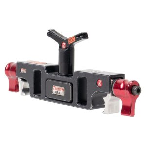 Zacuto Optikstütze für 19-mm-Rods mit Y-förmiger Auflage und zwei roten Klemmhebeln, schräg von vorne.