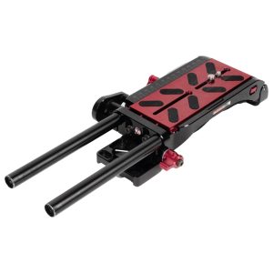 Zacuto VCT Pro Baseplate mit roter Kameraplatte, zwei 15-mm-Rods und roten Klemmhebeln, schräg von oben gesehen.