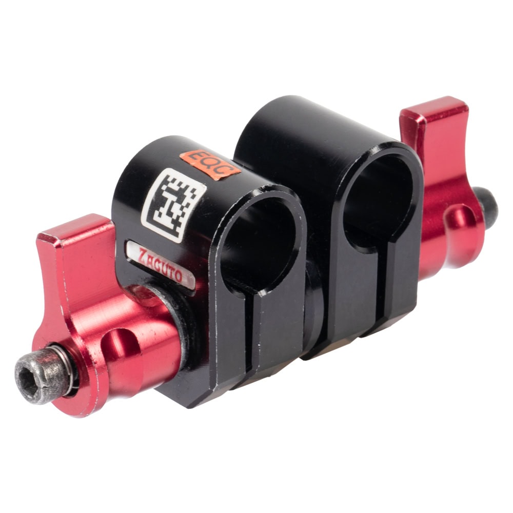 Verbindet zwei 15-mm-Rods über einen federentriegelten Zwivel mit zwei unabhängig klemmbaren Ratschenhebeln. Zacuto Z-Mount Zwivel 2 Schwenk-Adapter von der anderen Seite mit zwei Rod-Aufnahmen und roten Klemmhebeln.