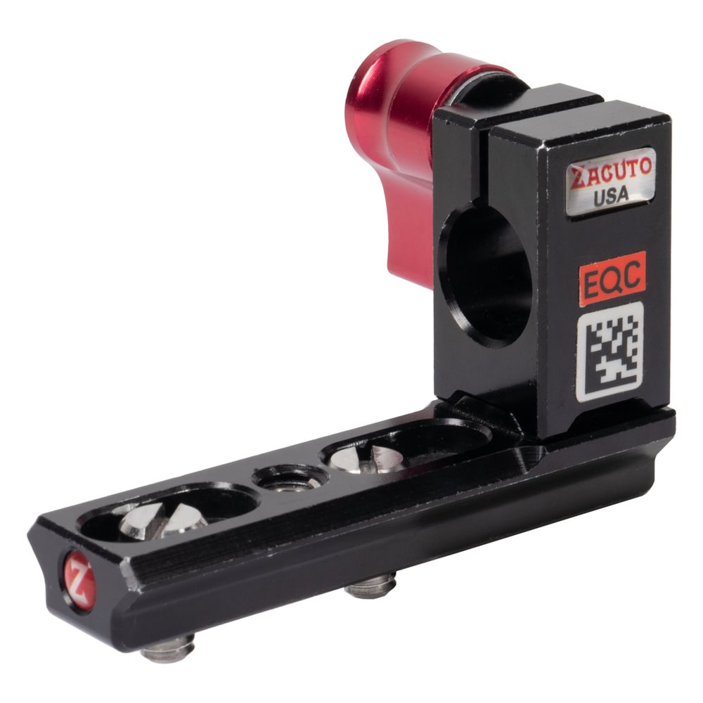 Die Schiene wird unter die Kamera geschraubt und nimmt seitlich 15-mm-Rods auf. Zacuto Z-Rail von der anderen Seite mit rotem Klemmhebel, Klemme für 15-mm-Rods und gelochter Schiene.