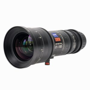Zeiss LWZ.3 Lightweight Zoom 21-100mm T2.9-3.9 schräg von vorne mit großer Frontlinse und Zahnkränzen.